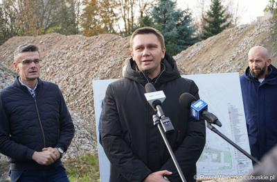 Uczestnicy konferencji prasowej dot. przebudowy wewnętrznego układu komunikacyjnego wraz z infrastrukturą towarzyszącą w Szpitalu Uniwersyteckim w Zielonej Górze