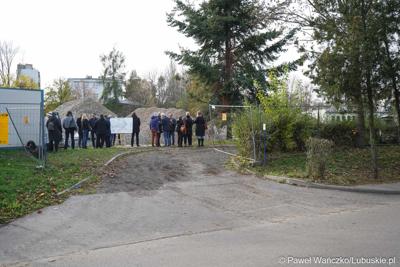 Uczestnicy konferencji prasowej dot. przebudowy wewnętrznego układu komunikacyjnego wraz z infrastrukturą towarzyszącą w Szpitalu Uniwersyteckim w Zielonej Górze