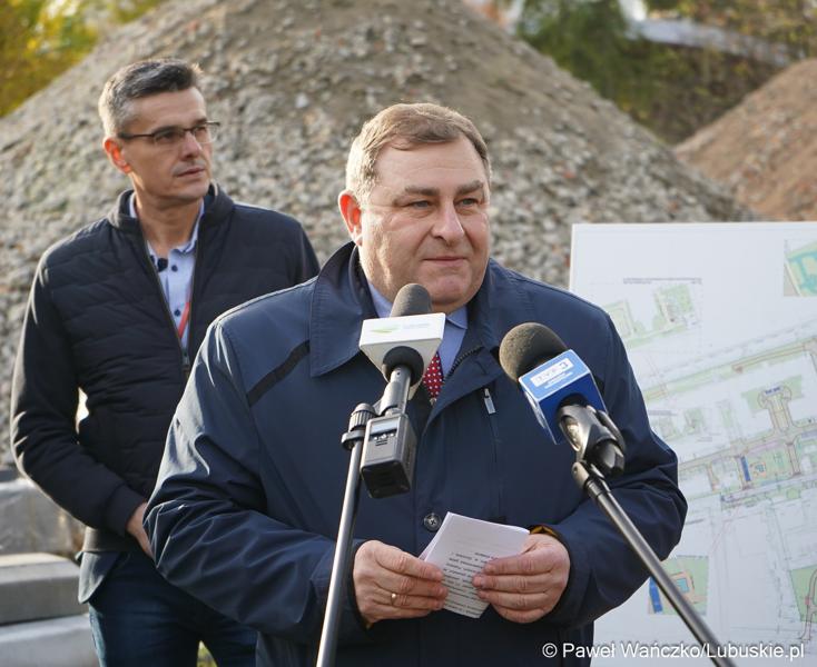 Członek zarządu woj. lubuskiego Grzegorz Potęga przemawia podczas konferencji prasowej dot. przebudowy wewnętrznego układu komunikacyjnego wraz z infrastrukturą towarzyszącą w Szpitalu Uniwersyteckim w Zielonej Górze