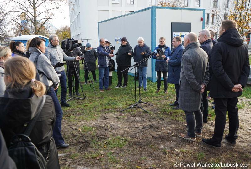 Uczestnicy konferencji prasowej dot. przebudowy wewnętrznego układu komunikacyjnego wraz z infrastrukturą towarzyszącą w Szpitalu Uniwersyteckim w Zielonej Górze
