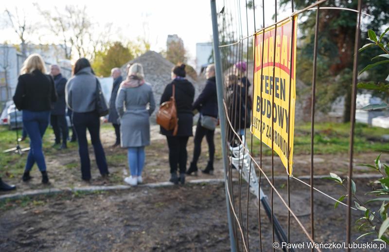 Uczestnicy konferencji prasowej dot. przebudowy wewnętrznego układu komunikacyjnego wraz z infrastrukturą towarzyszącą w Szpitalu Uniwersyteckim w Zielonej Górze