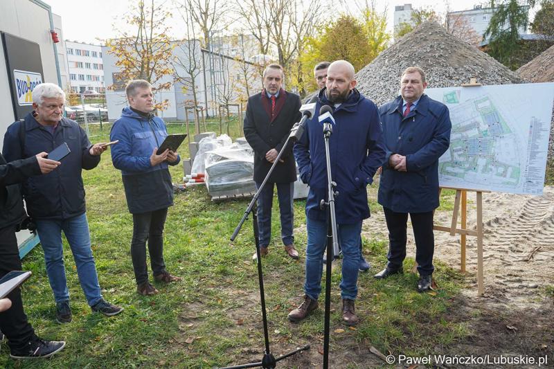 Uczestnicy konferencji prasowej dot. przebudowy wewnętrznego układu komunikacyjnego wraz z infrastrukturą towarzyszącą w Szpitalu Uniwersyteckim w Zielonej Górze