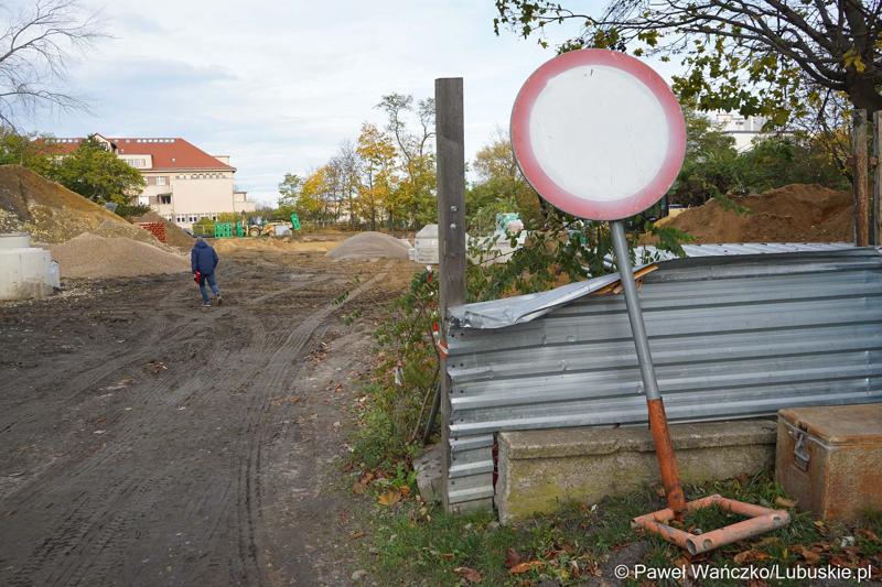 Uczestnicy konferencji prasowej dot. przebudowy wewnętrznego układu komunikacyjnego wraz z infrastrukturą towarzyszącą w Szpitalu Uniwersyteckim w Zielonej Górze