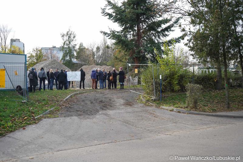 Uczestnicy konferencji prasowej dot. przebudowy wewnętrznego układu komunikacyjnego wraz z infrastrukturą towarzyszącą w Szpitalu Uniwersyteckim w Zielonej Górze