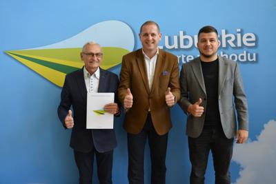 Wicemarszałek Łukasz Porycki spotkał się z przedstawicielami trzecioligowych klubów piłkarskich. Podpisano umowy na dofinansowanie