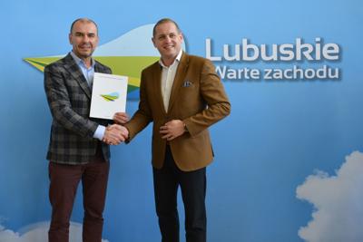 Wicemarszałek Łukasz Porycki spotkał się z przedstawicielami trzecioligowych klubów piłkarskich. Podpisano umowy na dofinansowanie