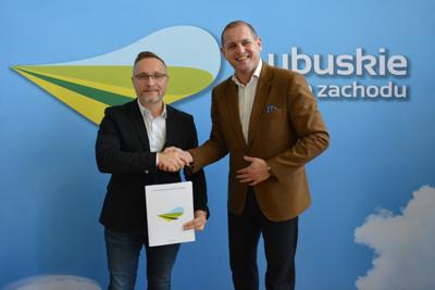 Wicemarszałek Łukasz Porycki spotkał się z przedstawicielami trzecioligowych klubów piłkarskich. Podpisano umowy na dofinansowanie