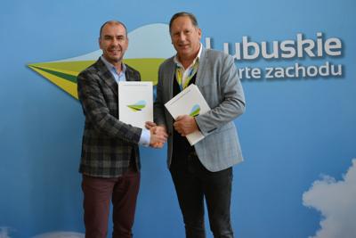 Wicemarszałek Łukasz Porycki spotkał się z przedstawicielami trzecioligowych klubów piłkarskich. Podpisano umowy na dofinansowanie
