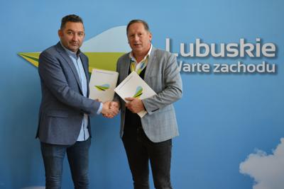 Wicemarszałek Łukasz Porycki spotkał się z przedstawicielami trzecioligowych klubów piłkarskich. Podpisano umowy na dofinansowanie