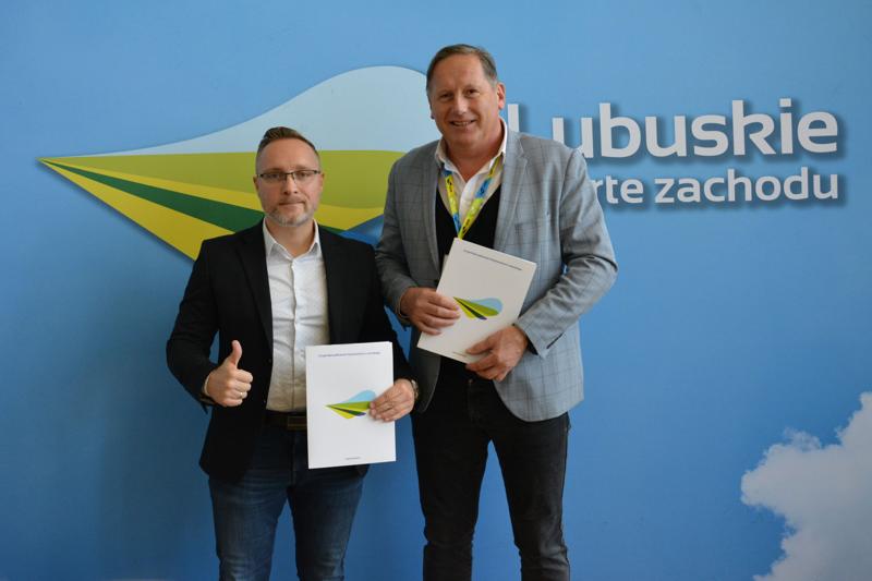 Wicemarszałek Łukasz Porycki spotkał się z przedstawicielami trzecioligowych klubów piłkarskich. Podpisano umowy na dofinansowanie