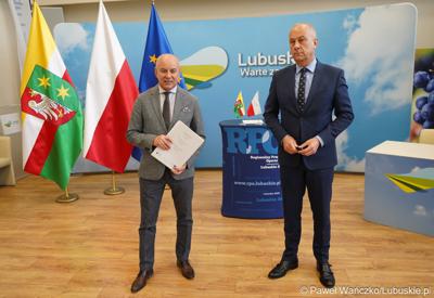 Marszałek Województwa Lubuskiego Marcin Jabłoński (z prawej) oraz dyrektor Departamentu Programów Regionalnych UMWL Marek Kamiński