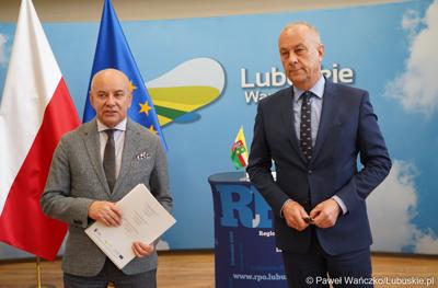 Marszałek Województwa Lubuskiego Marcin Jabłoński (z prawej) oraz dyrektor Departamentu Programów Regionalnych UMWL Marek Kamiński