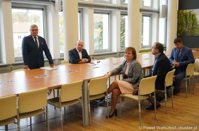 Marszałek Województwa Lubuskiego Marcin Jabłoński (w środku) wraz z beneficjentami funduszy europejskich w ramach perspektywy finansowej Regionalnego Programu Operacyjnego Lubuskie 2020. 