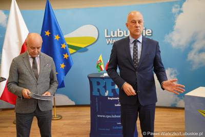 Marszałek Województwa Lubuskiego Marcin Jabłoński przemawia do beneficjentów funduszy europejskich w ramach perspektywy finansowej Regionalnego Programu Operacyjnego Lubuskie 2020. 