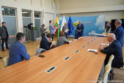 Marszałek Województwa Lubuskiego Marcin Jabłoński przemawia do beneficjentów funduszy europejskich w ramach perspektywy finansowej Regionalnego Programu Operacyjnego Lubuskie 2020. 