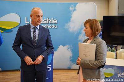 Marszałek Województwa Lubuskiego Marcin Jabłoński (z lewej) oraz burmistrz Nowego Miasteczka Danuta Wojtasik.