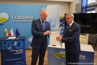 Marszałek Województwa Lubuskiego Marcin Jabłoński (z lewej) oraz Bogusław Sułkowski, dyrektor WOSiR-u.