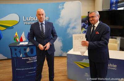 Marszałek Województwa Lubuskiego Marcin Jabłoński (z lewej) oraz Bogusław Sułkowski, dyrektor WOSiR-u.