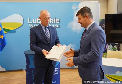 Marszałek Województwa Lubuskiego Marcin Jabłoński (z lewej) i burmistrz Nowogrodu Bobrzańskiego Paweł Mierzwiak