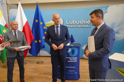 Marszałek Województwa Lubuskiego Marcin Jabłoński (w środku), burmistrz Nowogrodu Bobrzańskiego Paweł Mierzwiak (z prawej) oraz dyrektor Departamentu Programów Regionalnych UMWL Marek Kamiński