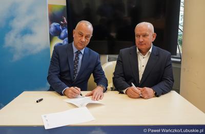Marszałek Województwa Lubuskiego Marcin Jabłoński (z lewej) oraz Robert Paluch, przewodniczący zarządu Celowego Związku Gmin CZG-12