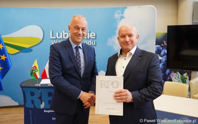 Marszałek Województwa Lubuskiego Marcin Jabłoński (z lewej) oraz Robert Paluch, przewodniczący zarządu Celowego Związku Gmin CZG-12