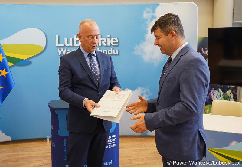 Marszałek Województwa Lubuskiego Marcin Jabłoński (z lewej) i burmistrz Nowogrodu Bobrzańskiego Paweł Mierzwiak