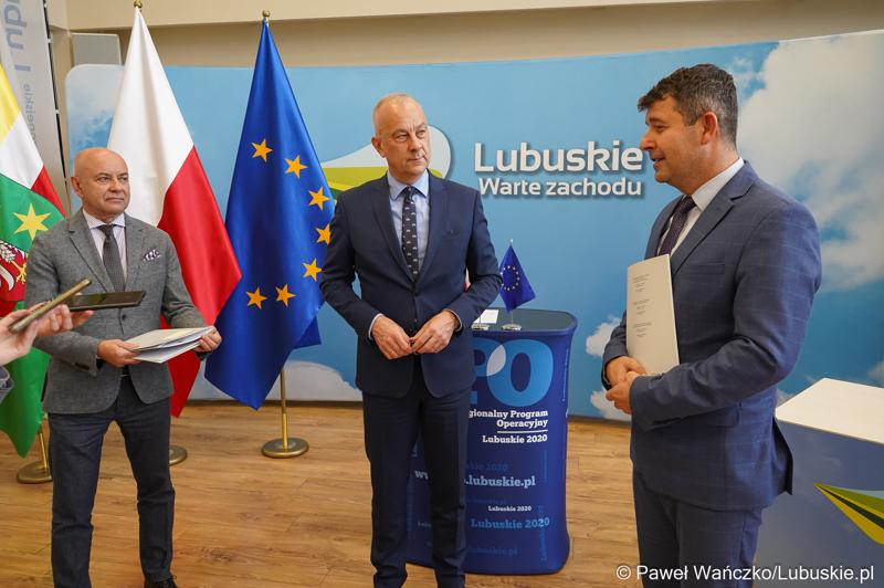 Marszałek Województwa Lubuskiego Marcin Jabłoński (w środku), burmistrz Nowogrodu Bobrzańskiego Paweł Mierzwiak (z prawej) oraz dyrektor Departamentu Programów Regionalnych UMWL Marek Kamiński