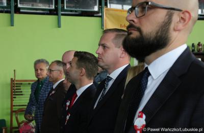 Wicemarszałek Województwa Lubuskiego Łukasz Porycki (w centrum) podczas uroczystej sesji z okazji 50-lecia Gminy Dąbie