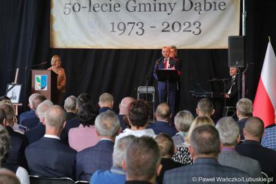 Wójt Gminy Dąbie Bogusław Zaraza przemawia podczas uroczystej sesji z okazji 50-lecia Gminy Dąbie