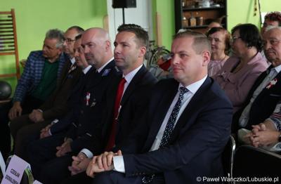 Uczestnicy uroczystej sesji z okazji 50-lecia Gminy Dąbie. Na pierwszym planie wicemarszałek województwa Lubuskiego Łukasz Porycki