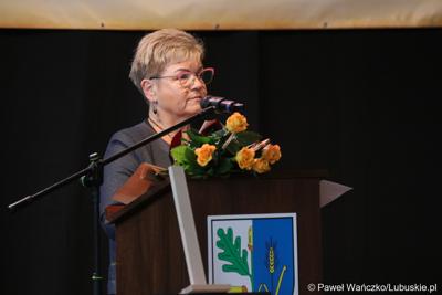 Radna wojewódzka Anna Chinalska przemawia podczas uroczystej sesji z okazji 50-lecia Gminy Dąbie