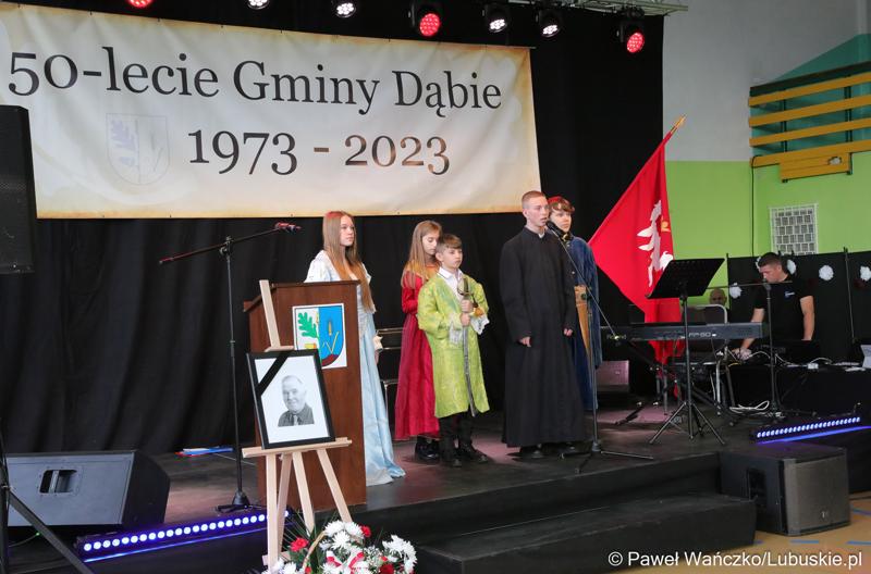 Występ uczniów podczas uroczystej sesji z okazji 50-lecia Gminy Dąbie