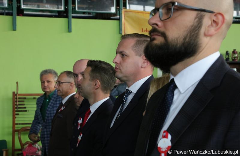 Wicemarszałek Województwa Lubuskiego Łukasz Porycki (w centrum) podczas uroczystej sesji z okazji 50-lecia Gminy Dąbie