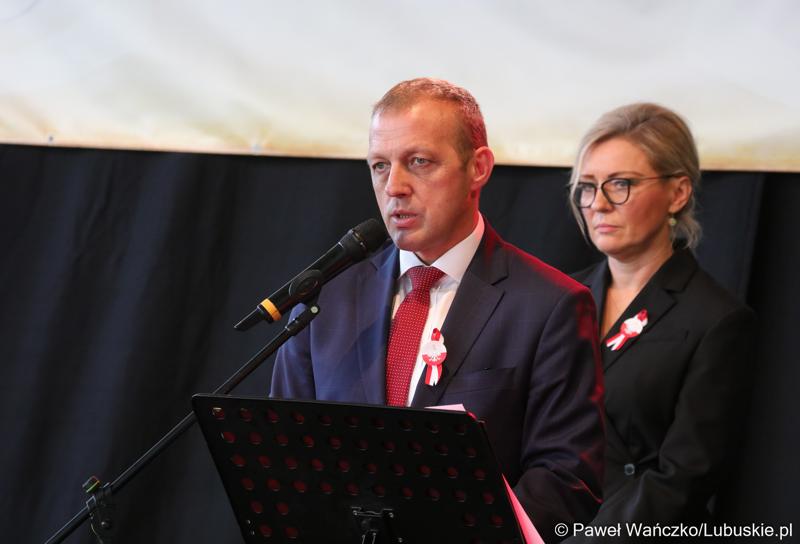 Wójt Gminy Dąbie Bogusław Zaraza przemawia podczas uroczystej sesji z okazji 50-lecia Gminy Dąbie