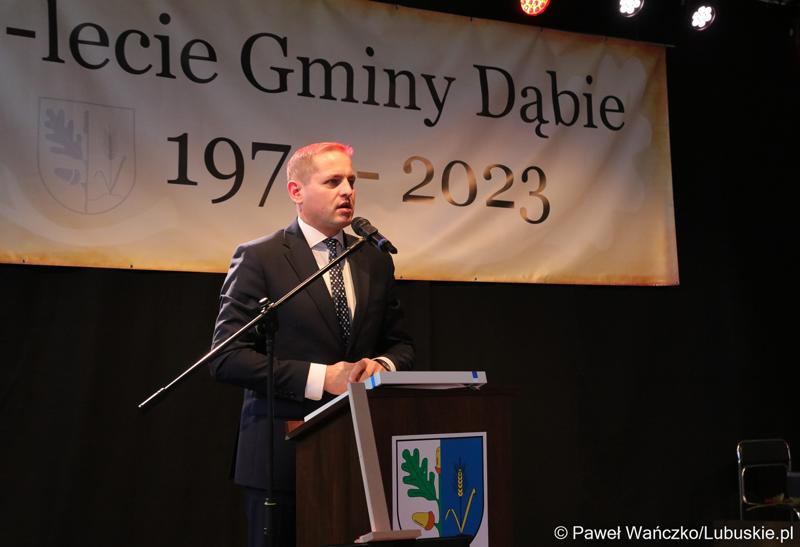 Wicemarszałek Województwa Lubuskiego Łukasz Porycki przemawia podczas uroczystej sesji z okazji 50-lecia Gminy Dąbie