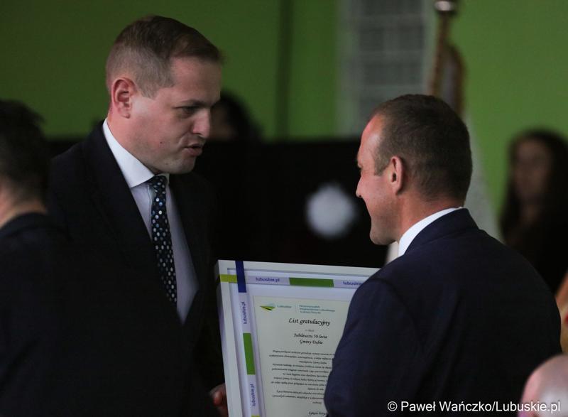 Wicemarszałek Województwa Lubuskiego Łukasz Porycki oraz wójt Gminy Dąbie Bogusław Zaraza podczas uroczystej sesji z okazji 50-lecia Gminy Dąbie
