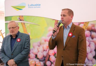 Wicemarszałek lubuski Łukasz Porycki (z prawej) oraz Przemysław Karwowski na VII Święcie Lubuskiego Młodego Wina w Zaborze