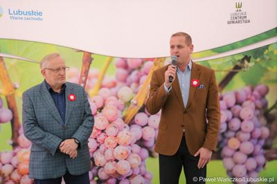 Wicemarszałek lubuski Łukasz Porycki (z prawej) oraz Przemysław Karwowski na VII Święcie Lubuskiego Młodego Wina w Zaborze