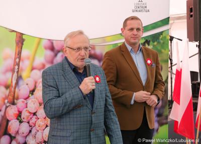 Przemysław Karwowski (z mikrofonem) oraz Wicemarszałek lubuski Łukasz Porycki na VII Święcie Lubuskiego Młodego Wina w Zaborze
