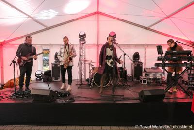 Koncert w Lubuskim Centrum Winiarstwa w Zaborze podczas VII Święta Lubuskiego Młodego Wina