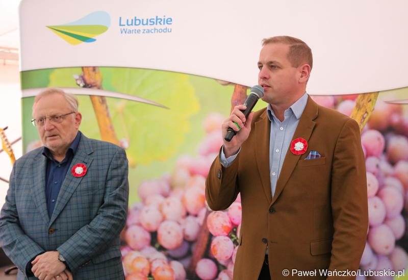 Wicemarszałek lubuski Łukasz Porycki (z prawej) oraz Przemysław Karwowski na VII Święcie Lubuskiego Młodego Wina w Zaborze