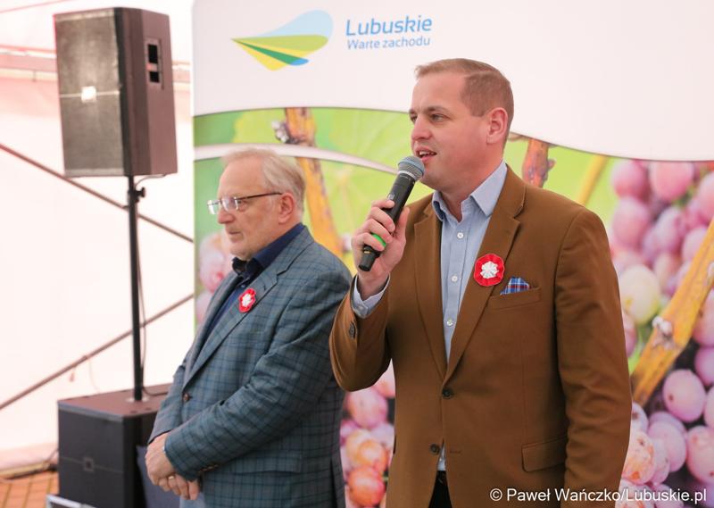 Wicemarszałek lubuski Łukasz Porycki (z prawej) oraz Przemysław Karwowski na VII Święcie Lubuskiego Młodego Wina w Zaborze