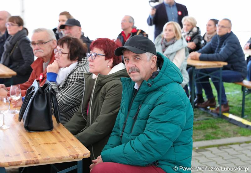 Uczestnicy VII Święta Lubuskiego Młodego Wina w Lubuskim Centrum Winiarstwa w Zaborze