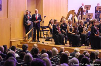 Marszałek Województwa Lubuskiego Marcin Jabłoński przemawia w Filharmonii Zielonogórskiej