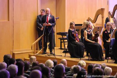 Marszałek Województwa Lubuskiego Marcin Jabłoński przemawia w Filharmonii Zielonogórskiej