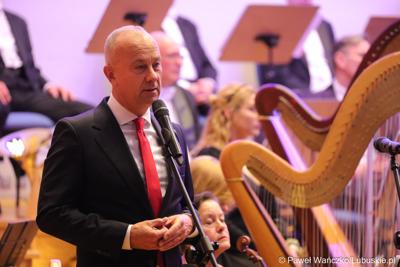 Marszałek Województwa Lubuskiego Marcin Jabłoński przemawia w Filharmonii Zielonogórskiej