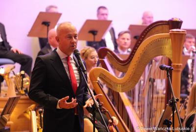 Marszałek Województwa Lubuskiego Marcin Jabłoński przemawia w Filharmonii Zielonogórskiej
