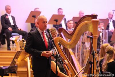 Marszałek Województwa Lubuskiego Marcin Jabłoński przemawia w Filharmonii Zielonogórskiej
