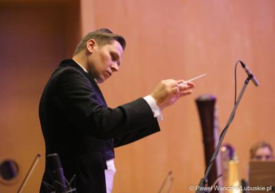 Maestro Rafał Kłoczko podczas koncertu „Odzyskana Niepodległa” w Filharmonii Zielonogórskiej